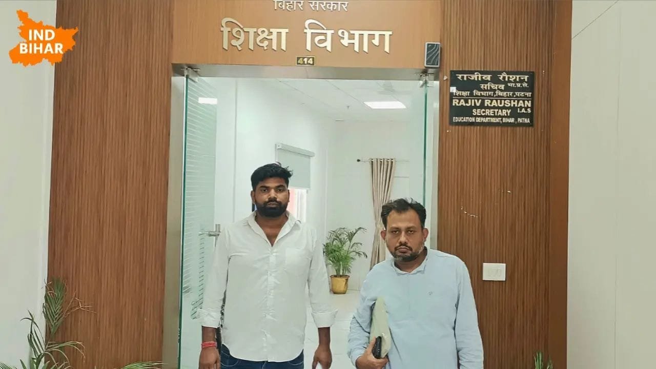 छात्र नेता सौरभ कुमार और विकेश भट्ट शिक्षा विभाग पटना में